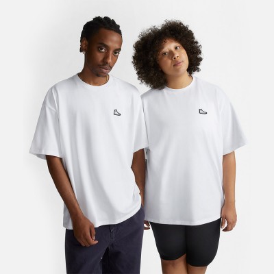 Converse Unisex Loose Fit Left Chest Sneaker Patch Back Hit laisvalaikio T-Shirt - T-krekls